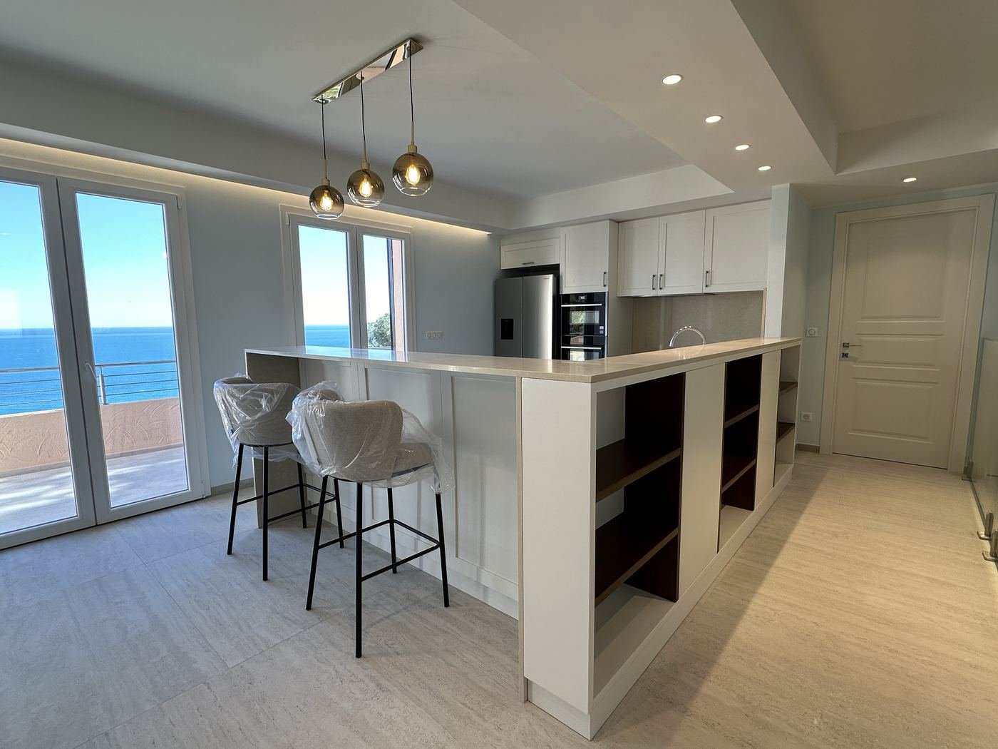 Cuisine ouverte avec vue sur la mer, après rénovation